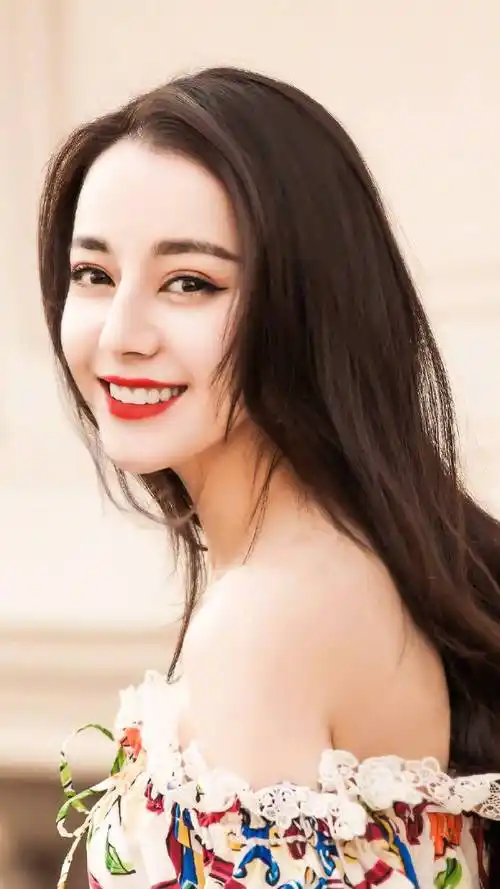 一眼难忘的浓颜系明星#那当然是迪丽热巴了,明艳动人,让人一眼难