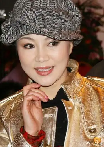 于小慧,被家暴后净身出户,55岁的她,依然单身依然美丽