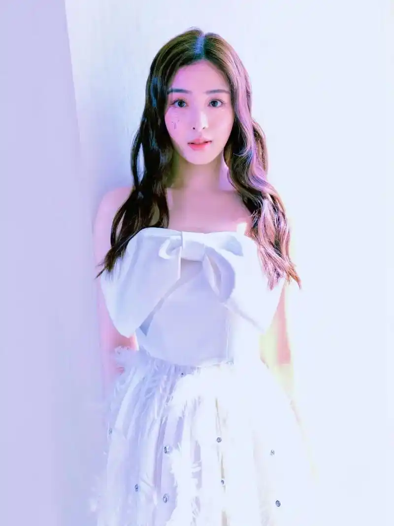 愿所有美好如约而至 #好看的小姐姐 #张含韵钻石泪白礼服造 - 抖音