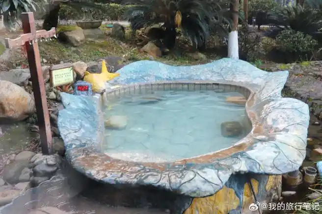 明月山温泉全国闻名,温泉汤池错落有致,巧妙地融入秀美山色之中,享受