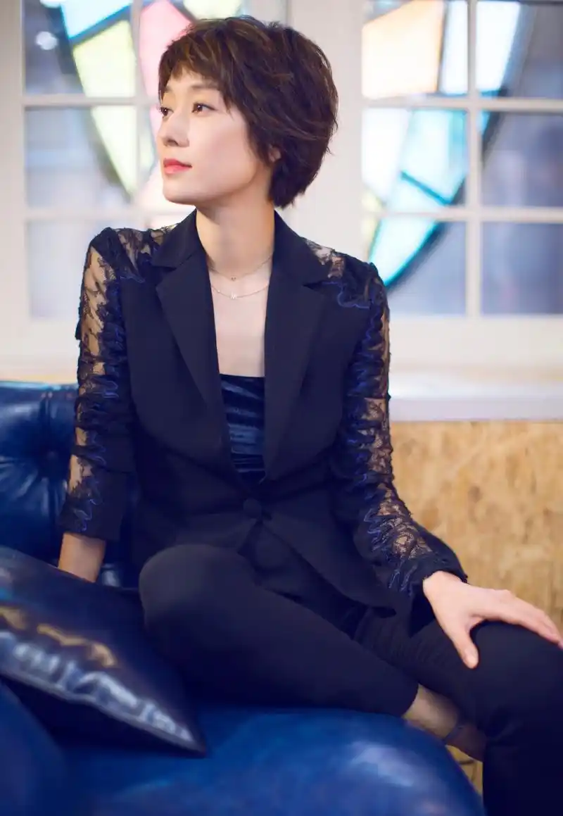 发型对气质影响多大?看马伊琍就知道,长发像大妈,短发更有韵味