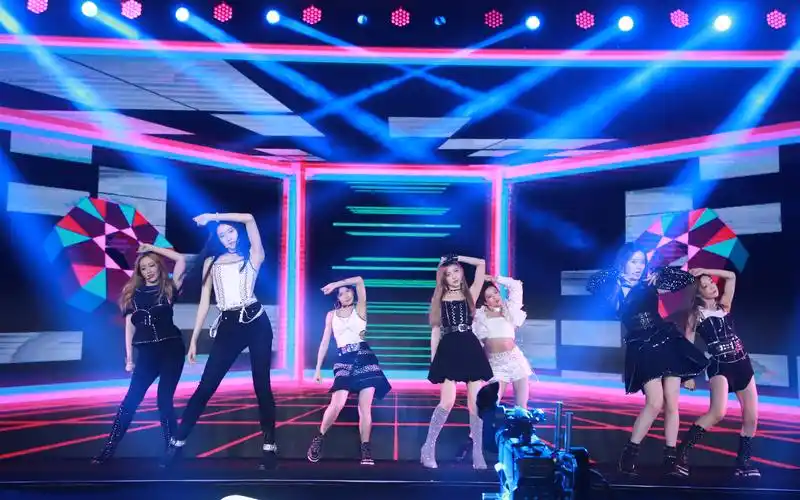 硬糖少女303成团曲舞台首秀嗨炸希林娜依高自称队长小白