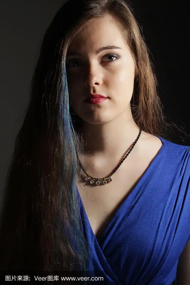 这位美丽的黑发少女的肖像