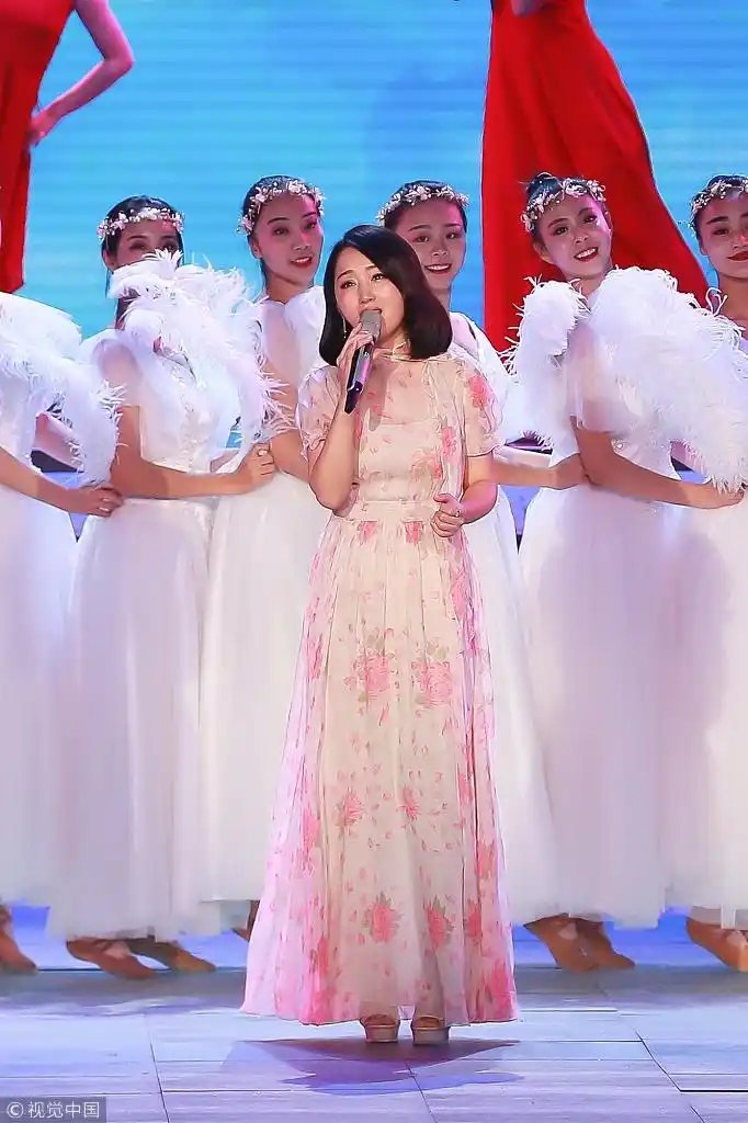 组图:杨钰莹穿印花透视长裙亮相北京春晚 甜美清新仙气十足