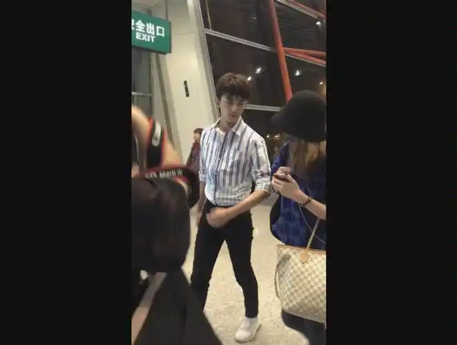 【吴磊】吴磊和助理谈笑风生,粉丝不吃醋吗