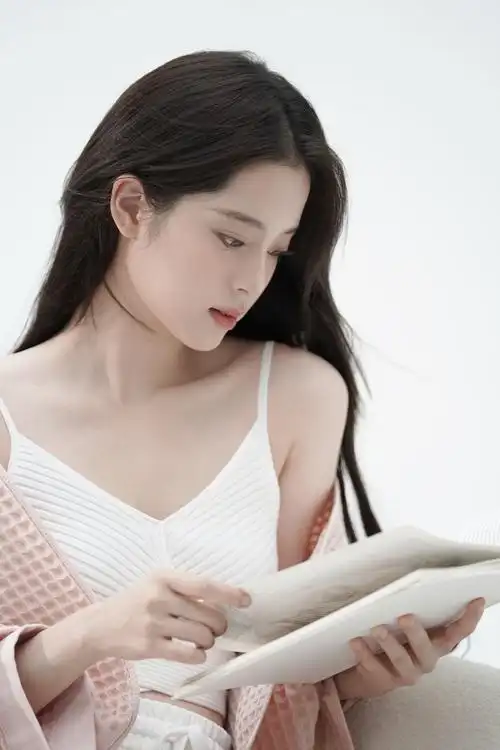 欧阳娜娜穿白色吊带甜笑 唇红齿白清纯可人