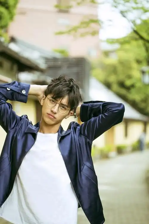 许魏洲生日画报公开邻家男孩魅力初长