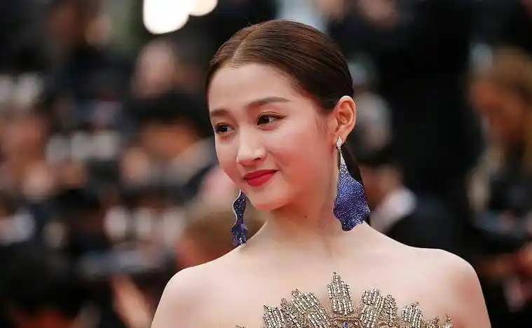 原创关晓彤的颜值没话说穿带洞的服装秀身材在外媒镜头下也没瑕疵