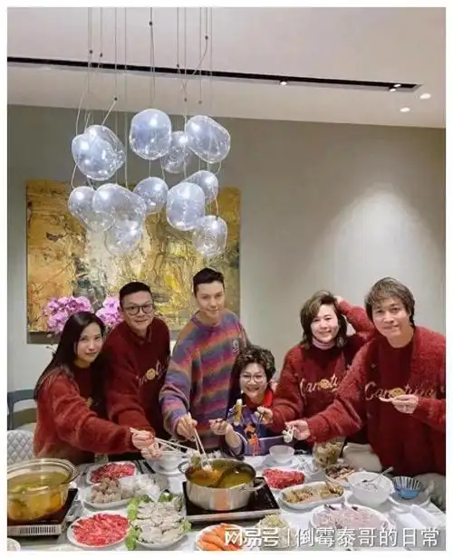 陈伟霆家宴曝光!高颜值妈妈抢镜!哥哥稳重大方,姐姐温柔可亲