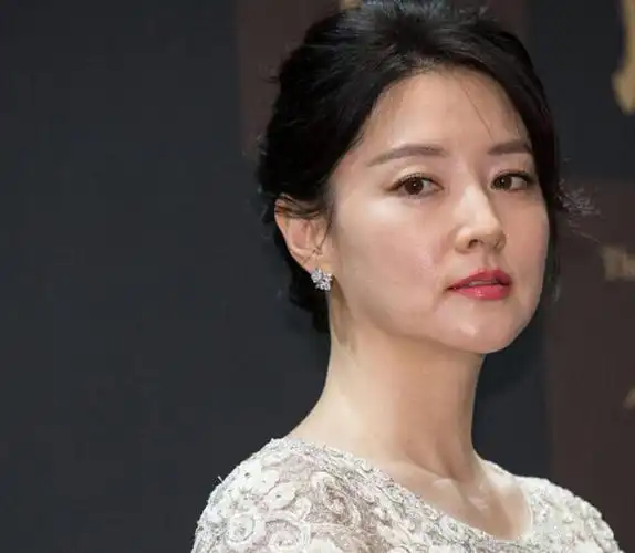 李英爱出席化妆品宣传活动 风采不减钻石饰品抢眼