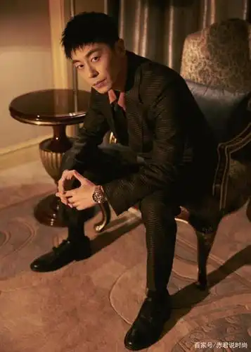 老男人学朱亚文穿西装,满满的霸道总裁架势