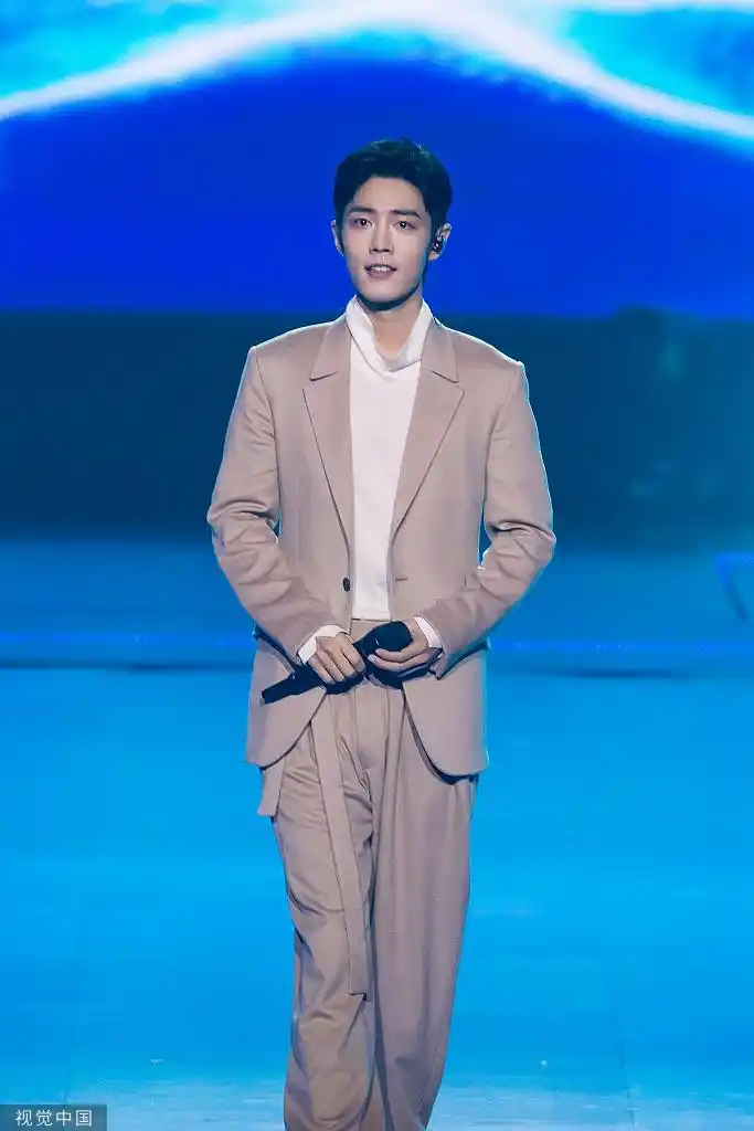 组图:肖战助阵杭州亚运会倒计时一周年 穿西装登台献唱