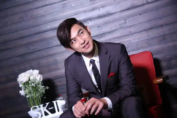 陈柏霖长发造型上热搜 帅气出席活动感受黑科技