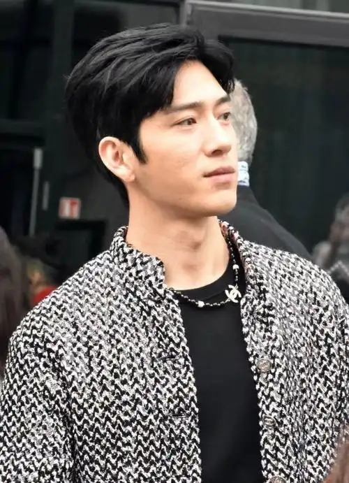 井柏然太实在了怼脸图不p就放出来连毛孔都看得一清二楚