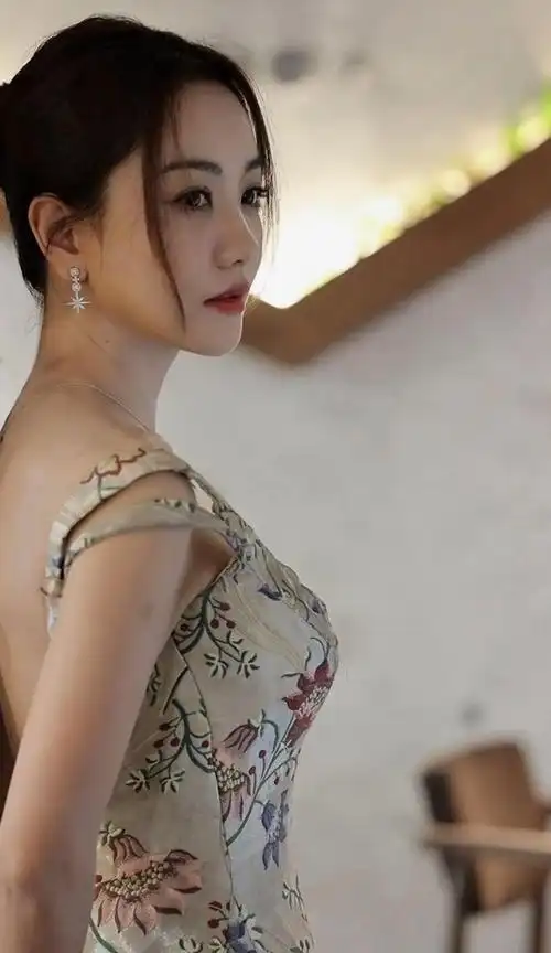 杨蓉写真精选魅力四射令人着迷