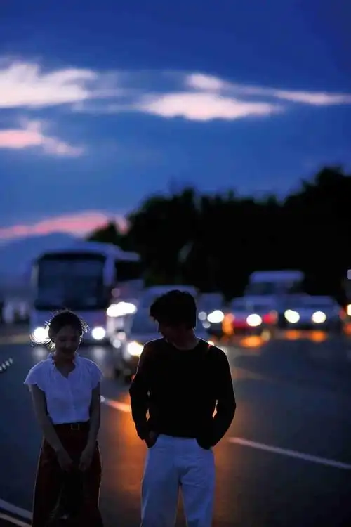 将故事写成我们在婚纱的镜头里情感透过光影抵达最柔软的深处路灯下