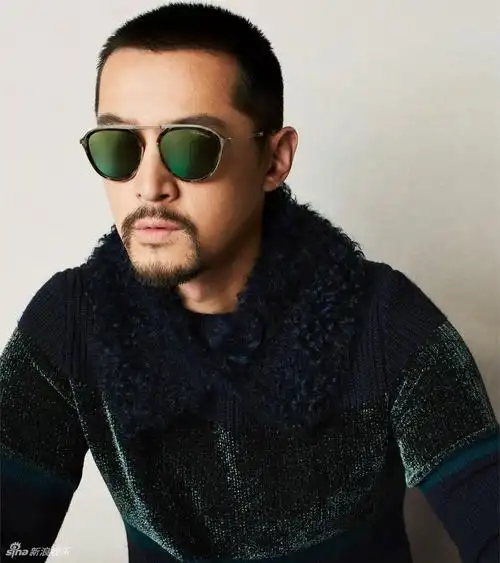 胡歌蓄起胡子欧美范儿十足 沧桑更显熟男魅力