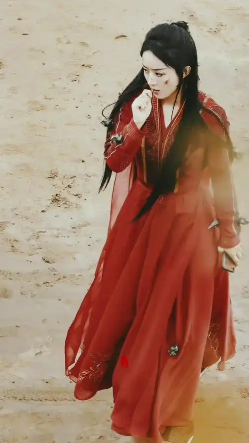 赵丽颖与凤行红衣披发造型路透一身红衣也太惊艳了吧!