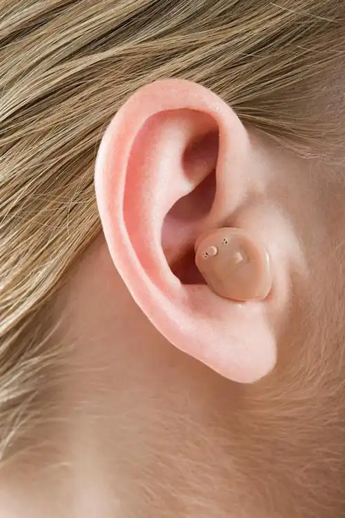 西方人,耳朵,头发,一个人,竖图,室内,特写,白天,侧面,安全,欧洲,欧洲