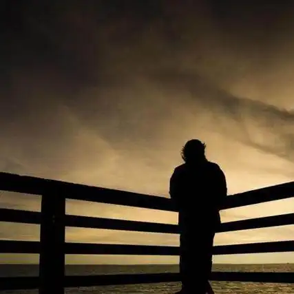 一个人真实背景图片孤独伤感 时间从来不回答生命从来不喧哗_6