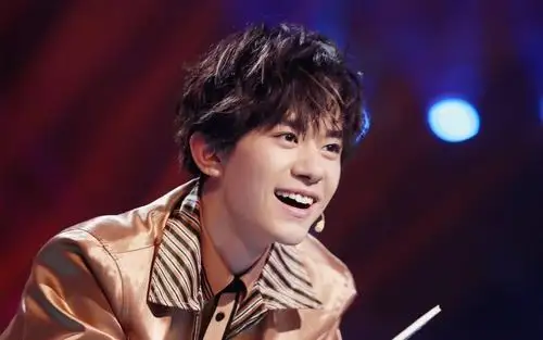 能量偶像人物志你就像黑夜拥有寂静和群星易烊千玺