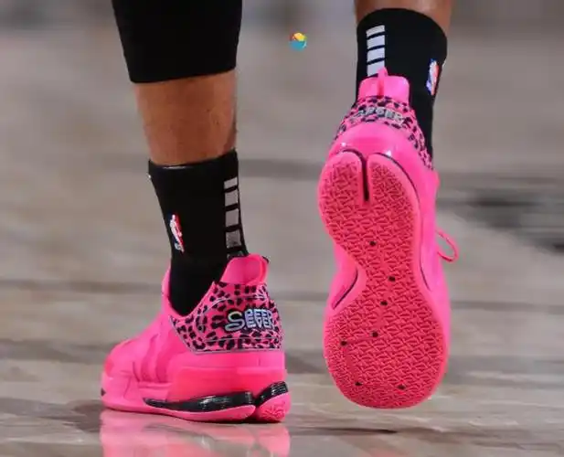 赛后他转发本场的球鞋特写照片:"真男人穿粉色"开拓者95-126不敌掘金