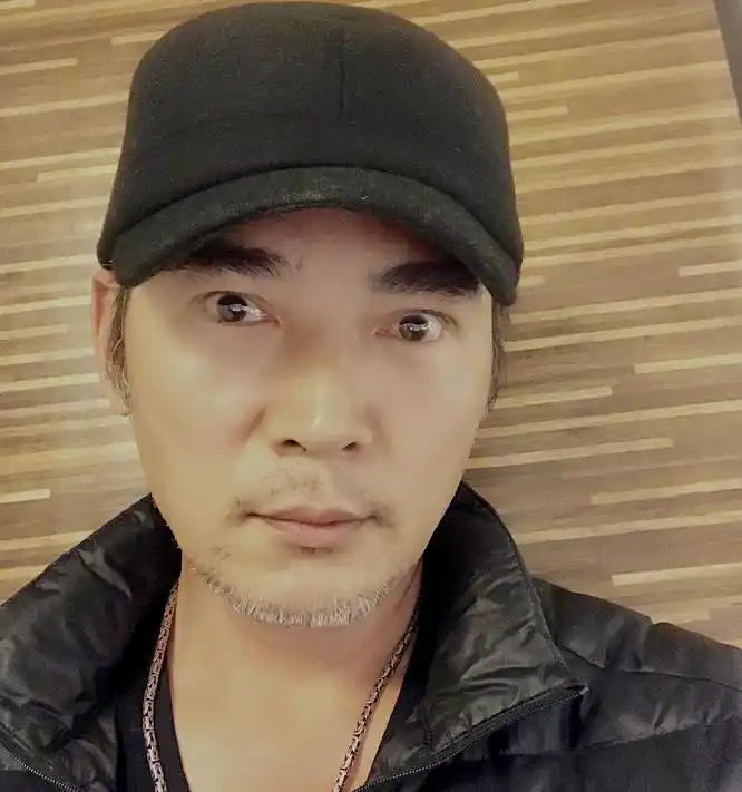 51岁焦恩俊近照流出,发文感慨熬夜劳神,男神到底还是老了