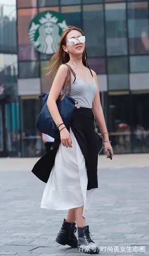 街拍:你喜欢皮肤白皙,笑容甜美,性格温柔的女孩吗?