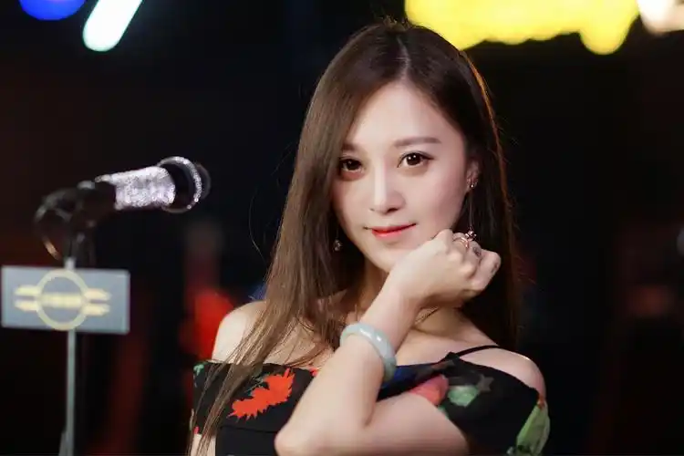 经典闽南语歌曲 美女翻唱陈小云《爱情恰恰》很有味道