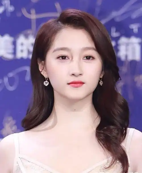 秦岚和相差16岁关晓彤同台比美,一个女王范,一个妆容显老气