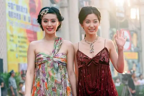 往事李冰冰15年前与范冰冰亲密合影曝光