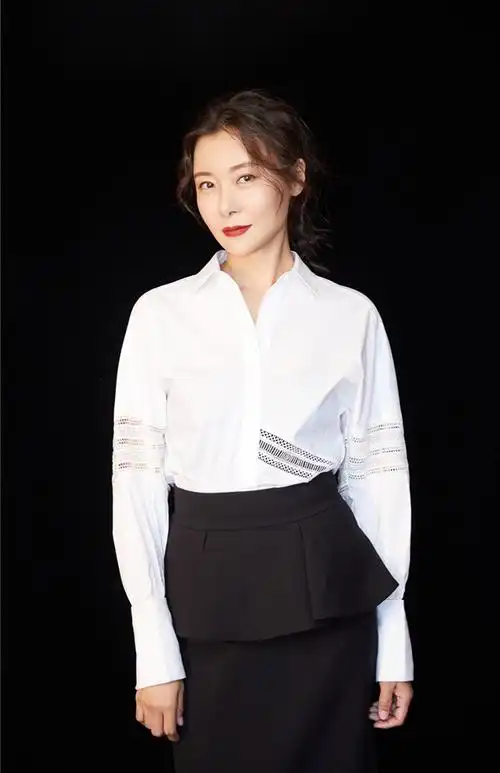 演员柯蓝则表示:感谢宋方金老师敢让我来演这样的一个广场舞阿姨和