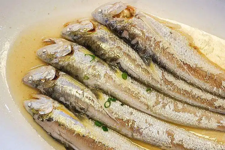 水质污染,采砂挖沙,过度捕捞等因素,长江刀鱼的产量呈现断崖式锐减