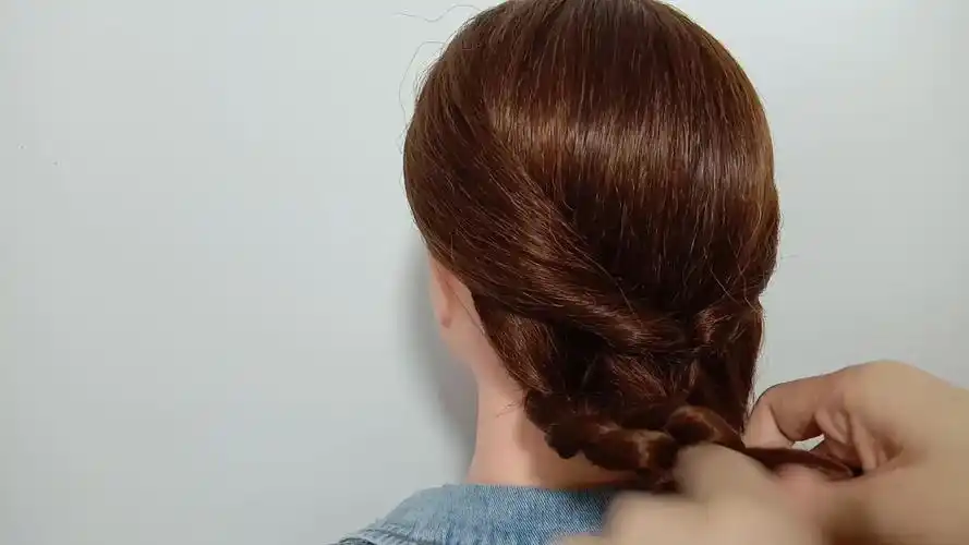 【编发发型】50岁女人阔太出门这样扎头发,搭配高跟鞋,特别气质优雅