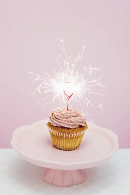 蛋糕上的心形蜡烛