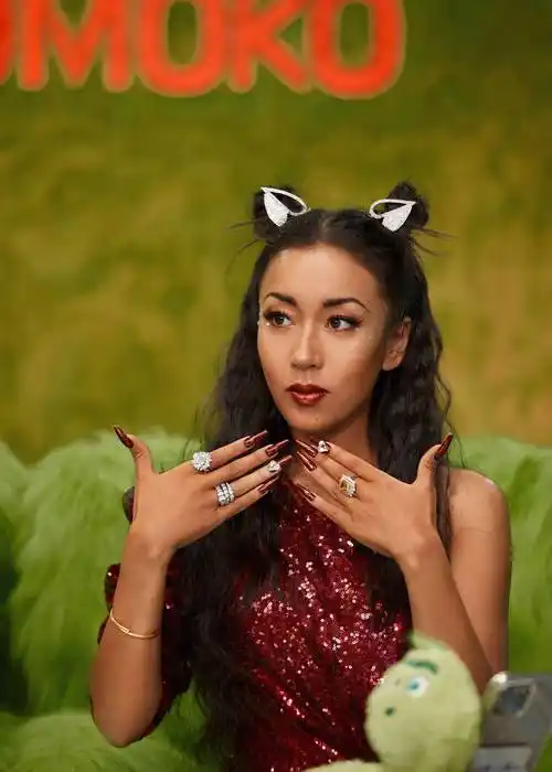 吉克隽逸为拍封面饿三天,女明星为美也是拼了,国风造型绝美_线条_身材