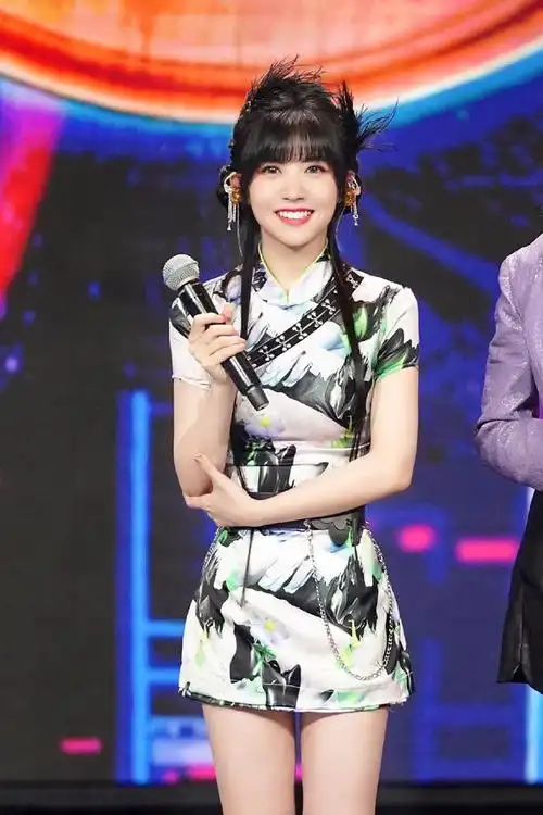 赖美云才153?一袭旗袍却穿出好比例,小个子女生都学着点