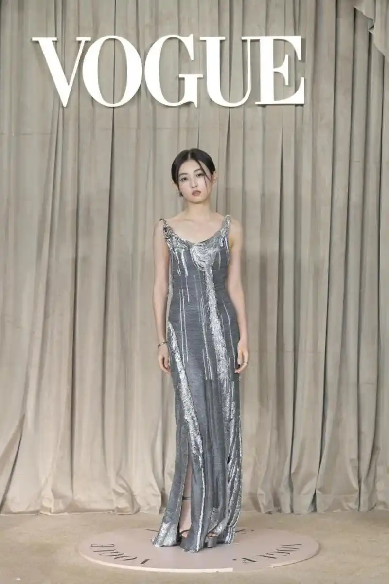 张子枫:银色厚底一字带包后跟高跟凉鞋