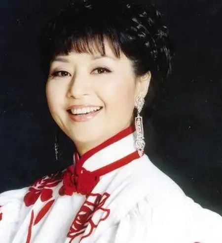 【图】我爱你塞北的雪殷秀梅深情演唱 歌颂了对祖国的热爱