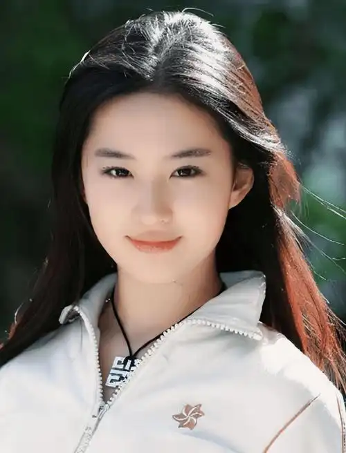 一件羽绒服穿十年时尚不减,刘亦菲亲自展示什么叫:时尚度靠脸