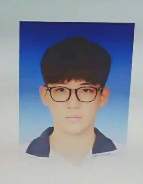王安宇学生时期证件照黑框眼镜厚刘海学生气满满