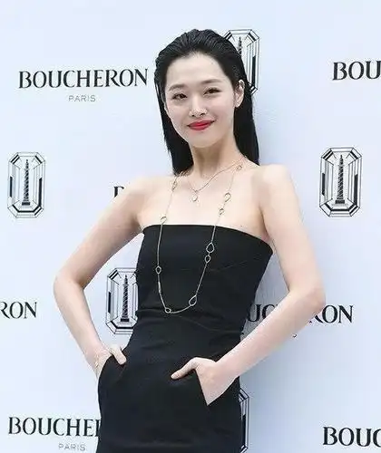 崔雪莉穿抹胸短裙,配白色外套,梳大背头气场十足