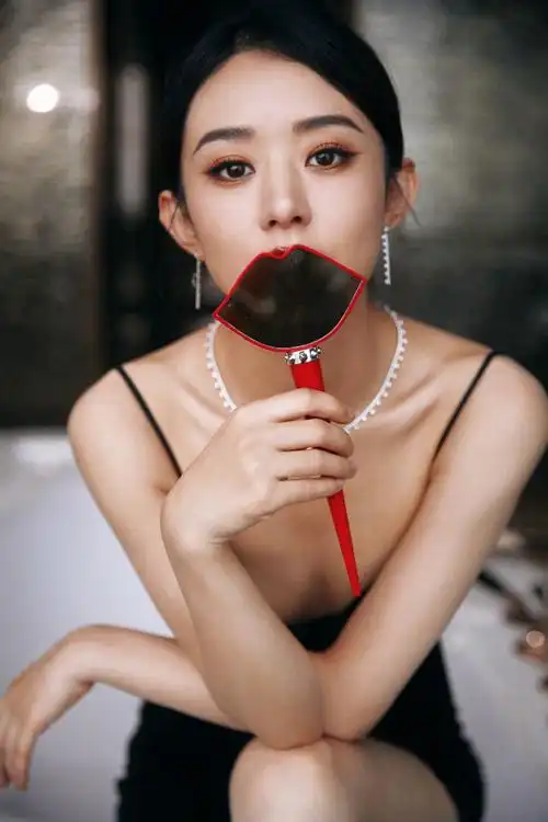 赵丽颖吊带小黑裙##明星爱大牌