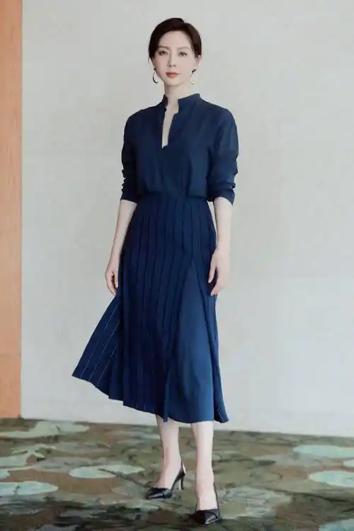 原创44岁的陈数为活动现身黑色v领长裙气质超好岁月沉淀的是魅力