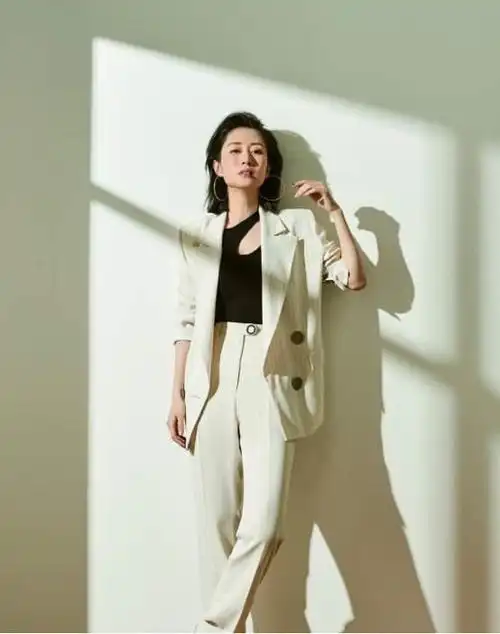 44岁刘敏涛素颜走机场穿衬衫搭阔腿裤时髦气质美的很高级