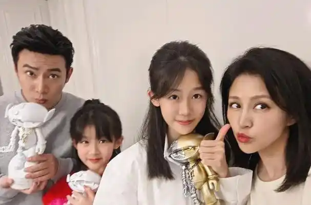 陆毅一家四口上海街头被偶遇,16岁贝儿已高过妈妈,姐妹俩腿绝了