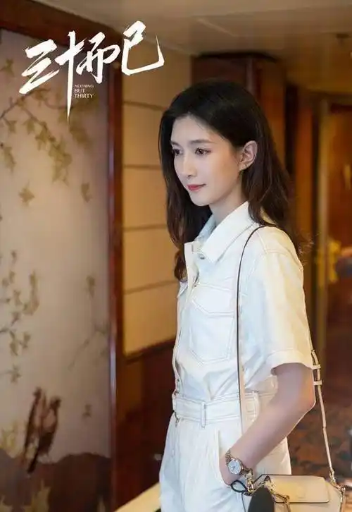 江疏影三十而已剧中穿搭超精彩知性优雅职场女性穿搭楷模