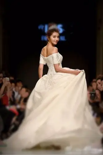 2,麦迪娜,1987年生于新疆伊犁,因出演《新环珠格格》含香而被观众所