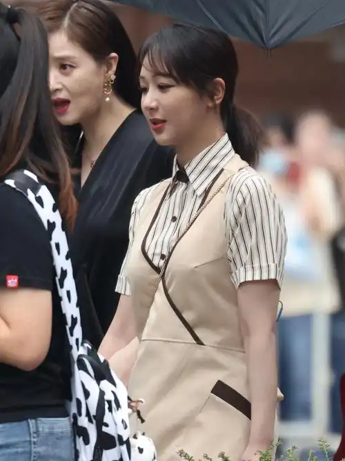 欢乐颂二美重聚萌探杨紫蒋欣亲密搂肩互动欢乐默契