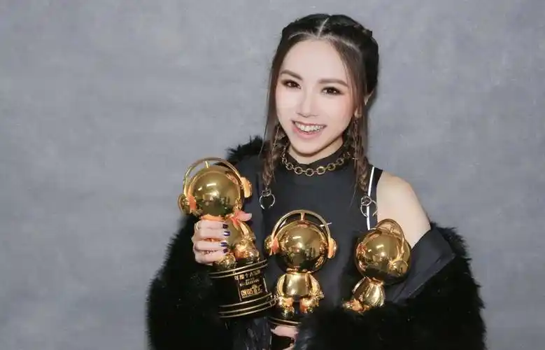 "一战封神"邓紫棋:曾被周杰伦退货,初登歌手无人识,靠泡沫爆火_林宥嘉